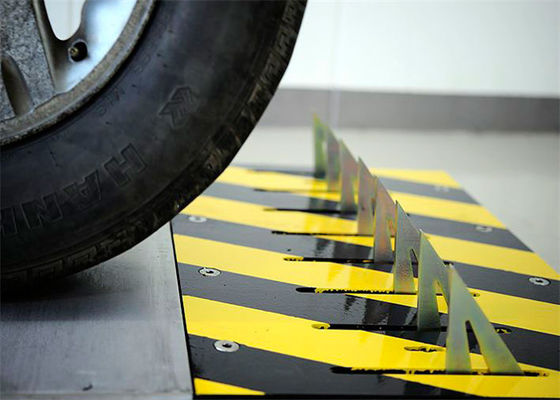 सड़क सुरक्षा 304 स्टेनलेस स्टील के स्पाइक्स के साथ दो तरफा टायर किलर 40 टन वजन क्षमता और 2 सेकंड उठाने का समय